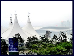 There are not many opportunities to stroll along the coastline, but a huge project with parks and promenades that stretches to Wan Chai is under construction.